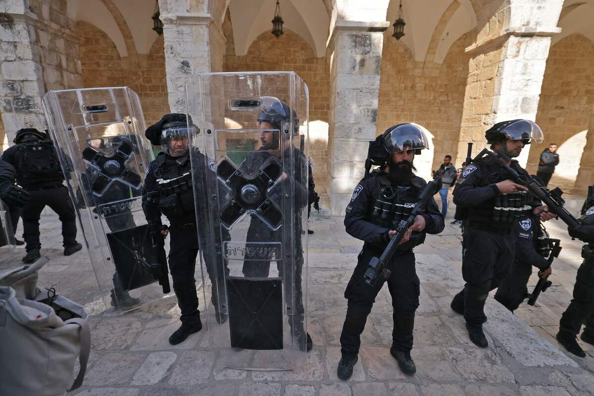 Israeli security forces deploy inside the Al-Aqsa Mosque complex following clashes following clashes which broke out in the morning with Palestinian protesters, on April 22, 2022. (Photo by AHMAD GHARABLI / AFP)