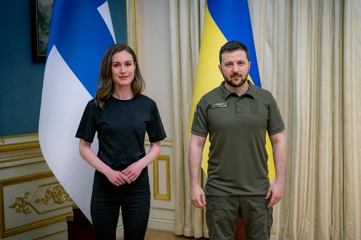 This handout picture taken and released on May 26, 2022 by the Ukrainian Presidential press service show Ukraine's President Volodymyr Zelensky (R) and Finland's Prime Minister Sanna Marin posing for a photo prior their talks in Kyiv. RESTRICTED TO EDITORIAL USE - MANDATORY CREDIT "AFP PHOTO / UKRAINIAN PRESIDENTIAL PRESS SERVICE" - NO MARKETING - NO ADVERTISING CAMPAIGNS - DISTRIBUTED AS A SERVICE TO CLIENTS (Photo by UKRAINIAN PRESIDENTIAL PRESS SERVICE / AFP) / RESTRICTED TO EDITORIAL USE - MANDATORY CREDIT "AFP PHOTO / UKRAINIAN PRESIDENTIAL PRESS SERVICE" - NO MARKETING - NO ADVERTISING CAMPAIGNS - DISTRIBUTED AS A SERVICE TO CLIENTS