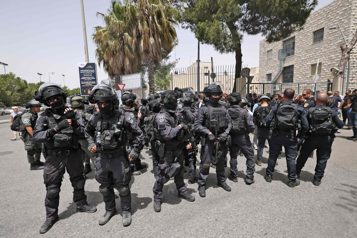 Israeli security forces gather in front of the hospital where the body of slain Palestinian Al-Jazeera journalist Shireen Abu Akle is kept, hours before her funeral in Jerusalem, on May 13, 2022. Abu Akleh, who was shot dead on May 11, 2022 while covering a raid in the Israeli-occupied West Bank, was among Arab media's most prominent figures and widely hailed for her bravery and professionalism. (Photo by AHMAD GHARABLI / AFP)