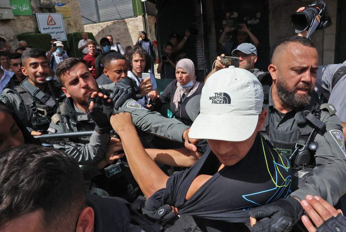 Israeli security forces clash with Palestinian protesters as Israelis rally to mark Jerusalem Day in the Old City, on May 29, 2022. A tense Jerusalem braced for Israel's "flag march" as Palestinian groups threatened retaliation over the annual rally that sparked a war last year. (Photo by HAZEM BADER / AFP)