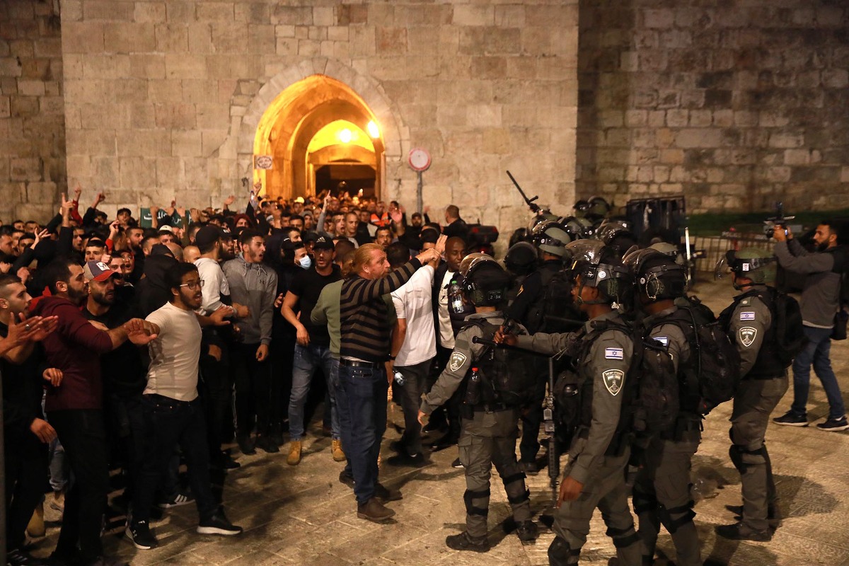 (220517) -- JERUSALEM, May 17, 2022 (Xinhua) -- Israeli police patrol during clashes with Palestinians in Jerusalem on May 16, 2022. Clashes erupted between Palestinians and Israeli police in East Jerusalem on Monday night as thousands gathered for the funeral of a young Palestinian who died after being injured in clashes with police in April. (Photo by Muammar Awad/Xinhua)