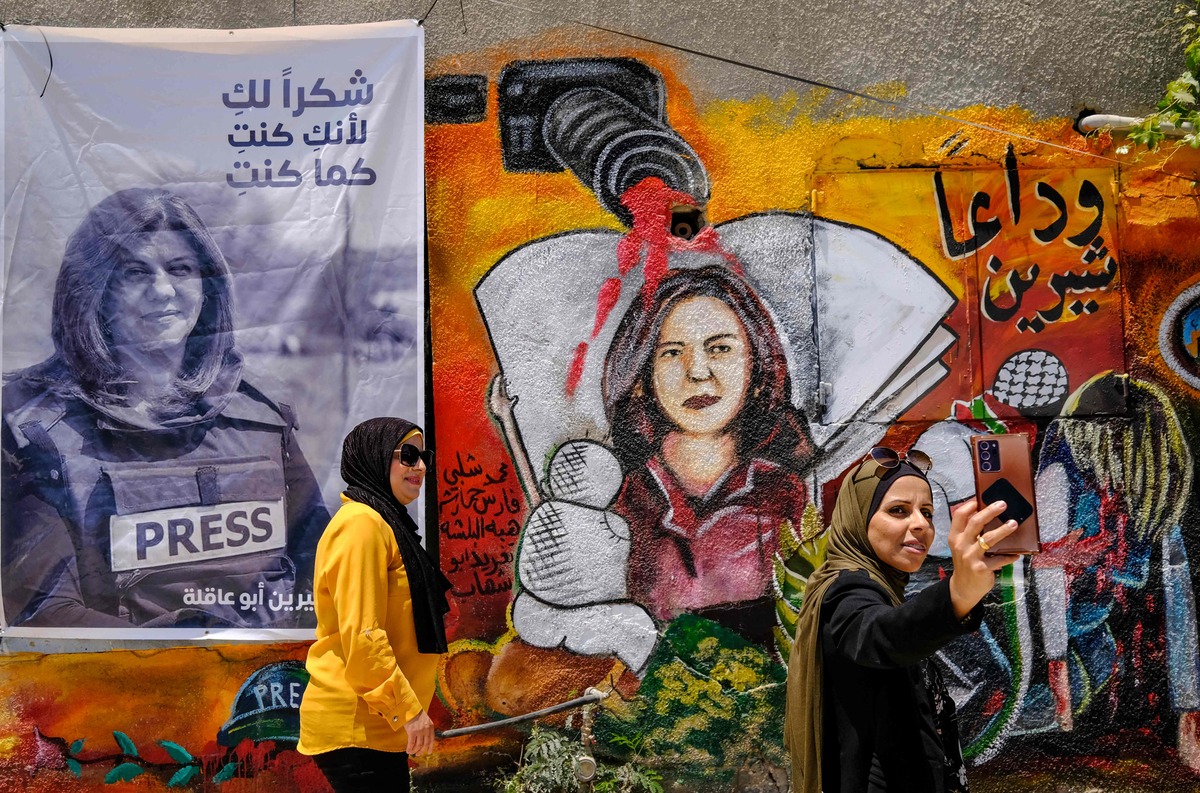 Two women take a selfie at an art exhibit honouring her late colleague Palestinian journalist Shireen Abu Akleh in Jenin city in the occupied West Bank, on May 19, 2022. (Photo by RONALDO SCHEMIDT / AFP)