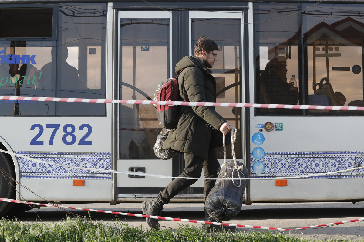 (220503) -- DONETSK, May 3, 2022 (Xinhua) -- People evacuated from the Azovstal plant and adjacent houses in Mariupol arrive at a temporary accommodation center in the village of Bezimenne in Donetsk, May 1, 2022. Both the Russian and Ukrainian militaries say more than 100 people were evacuated from the besieged city of Mariupol in Ukraine but differ on the exact number and other details. (Photo by Victor/Xinhua)