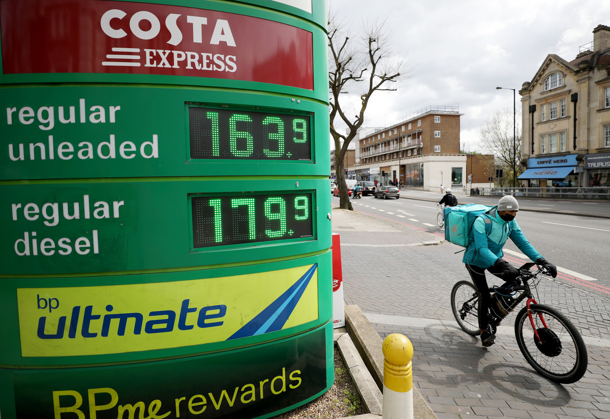 (220409) -- LONDON, April 9, 2022 (Xinhua) -- A deliveryman rides past a petrol station in London, Britain, April 8, 2022. Oil prices rose on Friday, but suffered a fall for the week. The West Texas Intermediate (WTI) for May delivery added 2.23 U.S. dollars, or 2.3 percent, to settle at 98.26 U.S. dollars a barrel on the New York Mercantile Exchange. Brent crude for June delivery increased 2.2 dollars, or 2.2 percent, to close at 102.78 dollars a barrel on the London ICE Futures Exchange. (Xinhua/Li Ying)