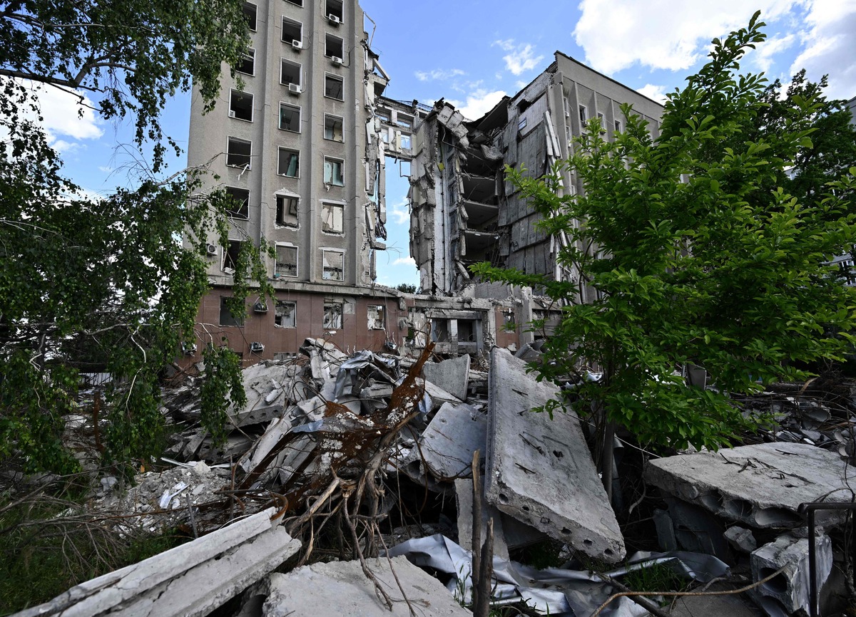 TOPSHOT - A picture taken on May 24, 2022, shows the regional government building destroyed by a Russian missile strike in March 2022, in the southern Ukrainian city of Mykolaiv, amid the Russian invasion of Ukraine. (Photo by Genya SAVILOV / AFP)