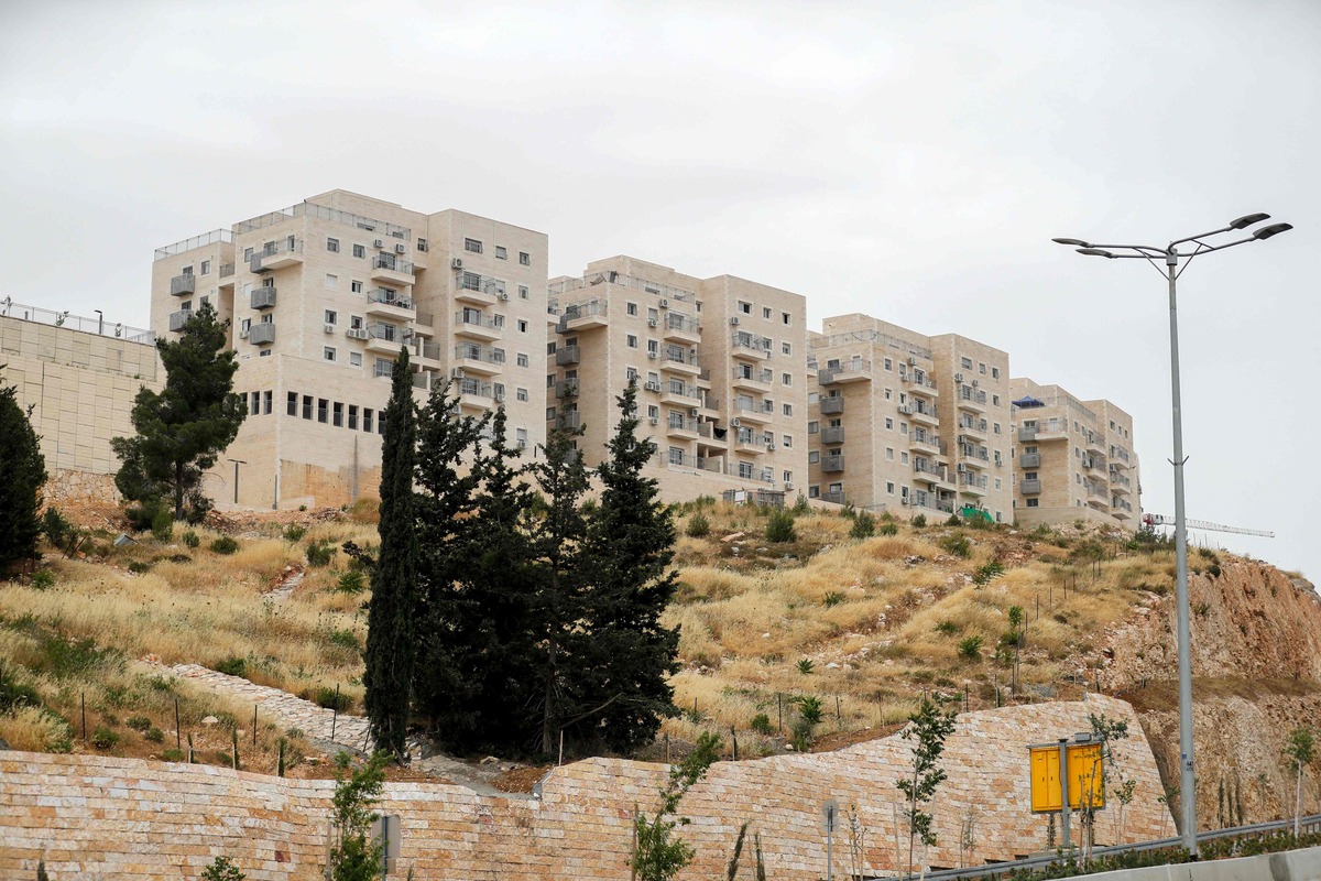 New appartment buildings are pictured on the outskirts of the Ramat Shlomo Jewish settlement in the Israeli-annexed eastern sector of Jerusalem, on May 9, 2021. / AFP / AHMAD GHARABLI