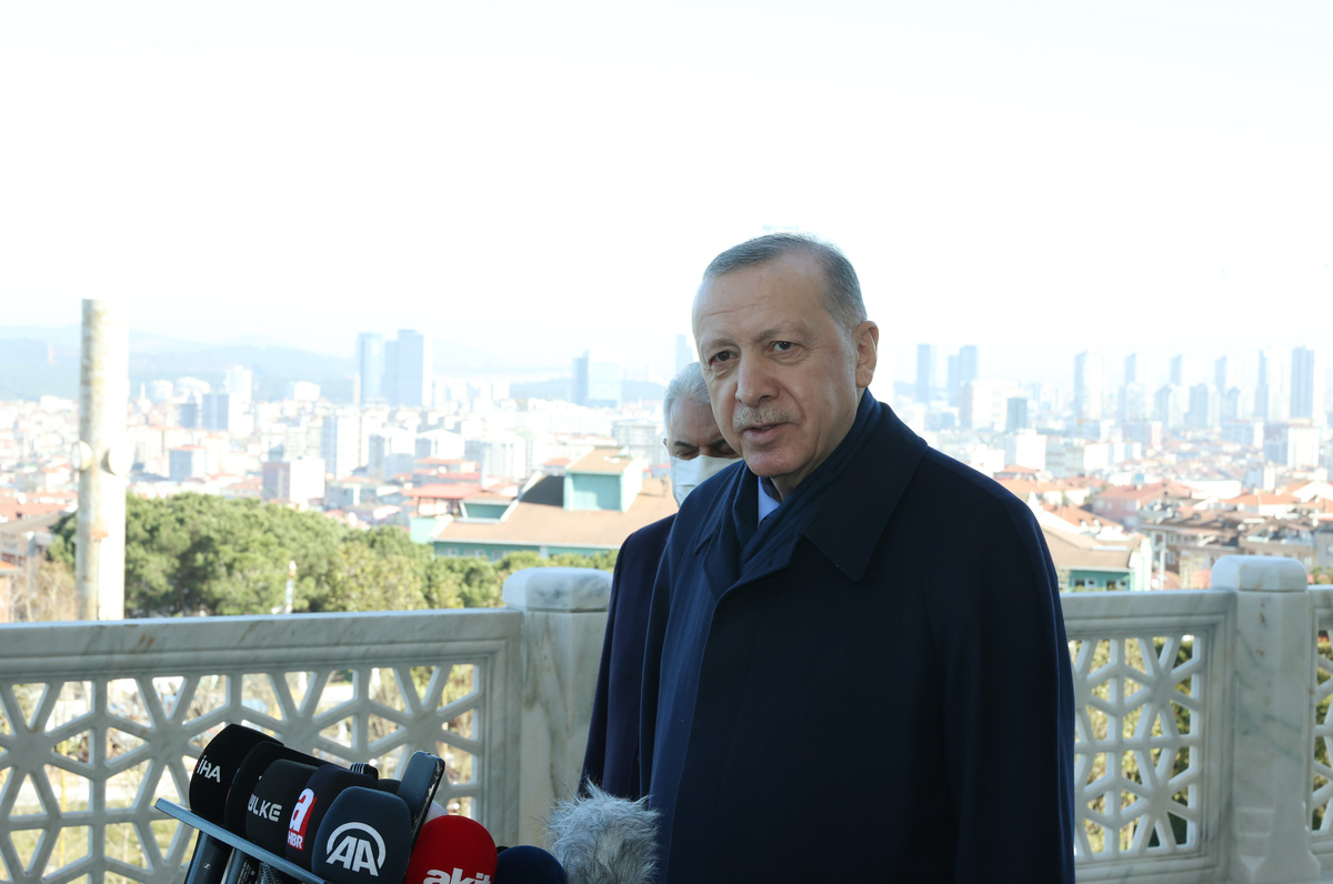 (220211) -- ISTANBUL, Feb. 11, 2022 (Xinhua) -- Turkish President Recep Tayyip Erdogan (Front) speaks to reporters in Istanbul, Turkey, on Feb. 11, 2022. Erdogan said on Friday that thanks to the vaccine doses he received, he has swiftly recovered from the COVID-19. Erdogan on Thursday tested negative for COVID-19, only six days after he tweeted that he and his wife were infected by the Omicron variant of the virus. (Xinhua)