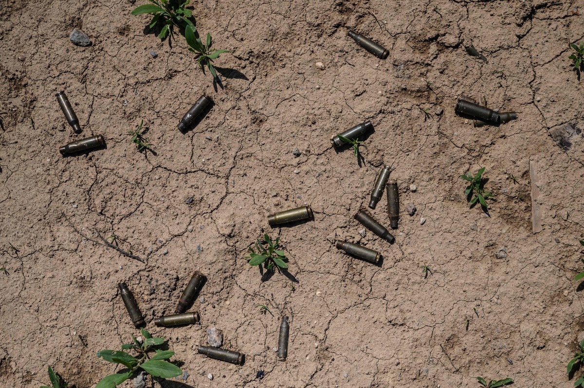 A photograph shows spent ammunition on the ground at a shooting range in Zaporizhzhia on May 1, 2022. Before Russia's invasion of Ukraine, medieval combat enthusiasts and self-taught blacksmiths Vadim Mernichenko and Andrii Paliy used their workshop and skills to turn out suits of amour and swords, but these days the duo have their minds elsewhere - bulletproof protection for the Ukrainian army. (Photo by Ed JONES / AFP)