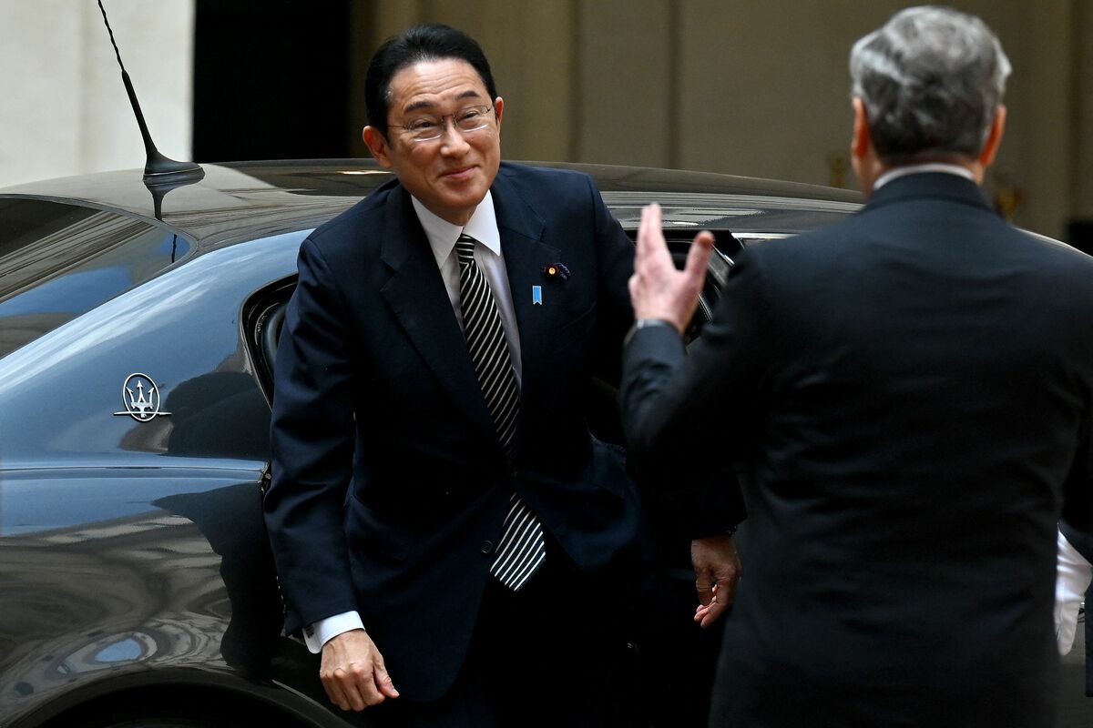 Japanese Prime Minister Fumio Kishida (L) is welcomed by Italian Prime Minister Mario Draghi during their meeting at the Palazzo Chigi in Rome on May 4, 2022. (Photo by Filippo MONTEFORTE / AFP)