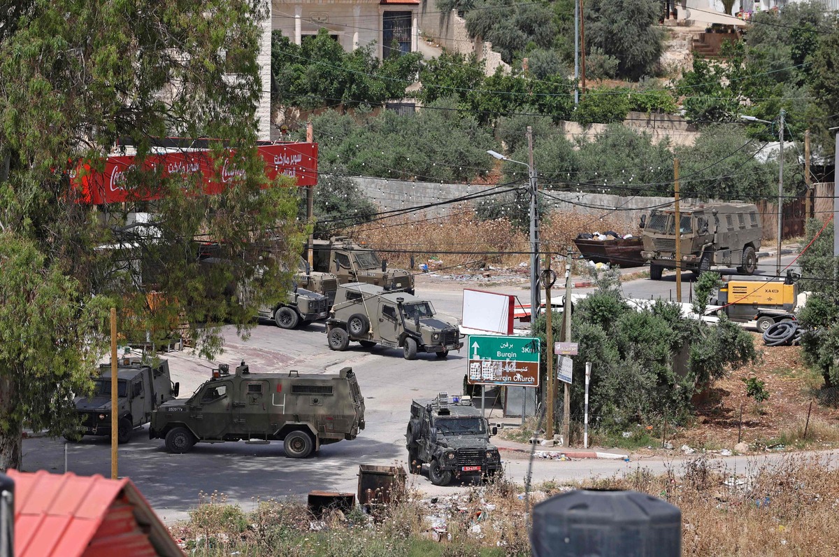 Israeli security forces gather during clashes with Palestinian in the West Bank city of Jenin on May 13, 2022. A Palestinian was wounded by Israeli fire during an operation in the northern occupied West Bank city of Jenin, Palestinian news agency Wafa said. (Photo by JAAFAR ASHTIYEH / AFP)