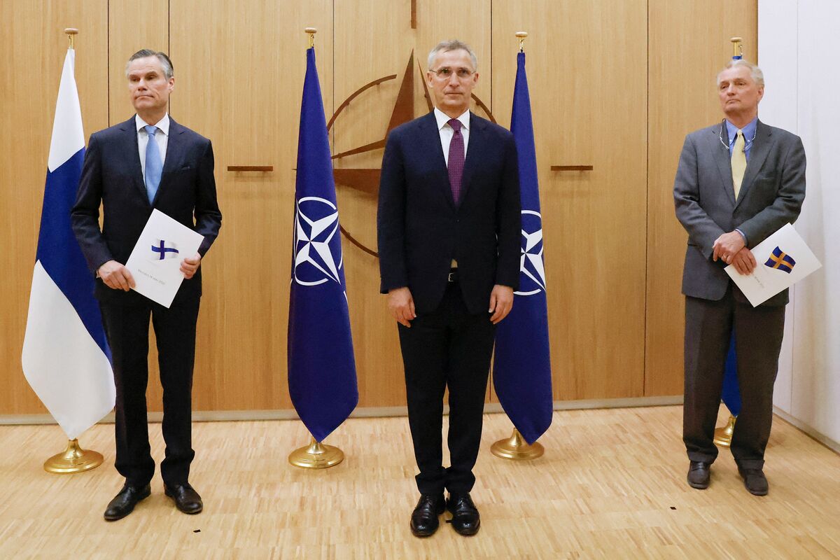 TOPSHOT - LtoR, Finland's Ambassador to NATO Klaus Korhonen, NATO Secretary-General Jens Stoltenberg and Sweden's Ambassador to NATO Axel Wernhoff pose during a ceremony to mark Sweden's and Finland's application for membership in Brussels, on May 18, 2022. Finland and Sweden submitted their applications for NATO membership on May 18, 2022 and consultations were underway between the Allies to lift Turkey's opposition to the integration of the two Nordic countries into the Alliance. (Photo by JOHANNA GERON / POOL / AFP)