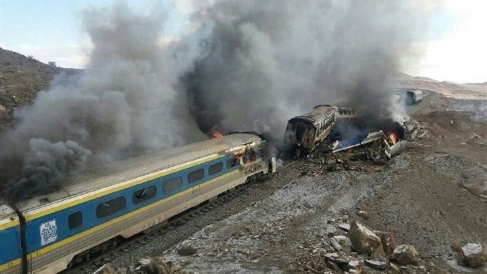 A handout picture released on November 25, 2016 by the Tasnim news agency shows damaged trains following an accident in the Semnan province, some 250 kms east of the Iranian capital Tehran. - At least 31 people were killed in Iran early when an intercity express was hit by another train while stopped at a station, the provincial governor said. (Photo by STRINGER / TASNIM NEWS / AFP) / RESTRICTED TO EDITORIAL USE - MANDATORY CREDIT "AFP PHOTO / HO / TASNIM NEWS" - NO MARKETING NO ADVERTISING CAMPAIGNS - DISTRIBUTED AS A SERVICE TO CLIENTS