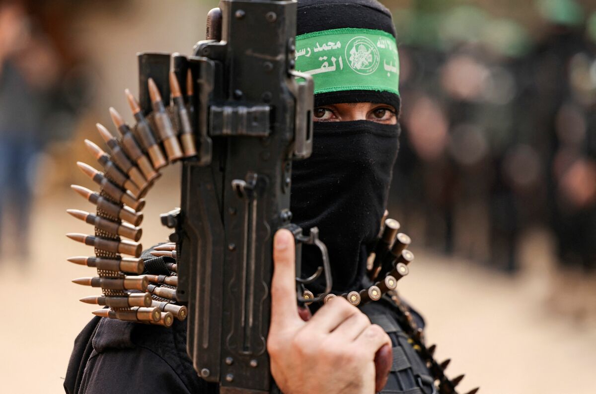 A member of Ezzedine al-Qassam Brigades, military wing of the Palestinian Hamas movement, takes part in a parade in Gaza City on November 14, 2021. (Photo by MAHMUD HAMS / AFP)