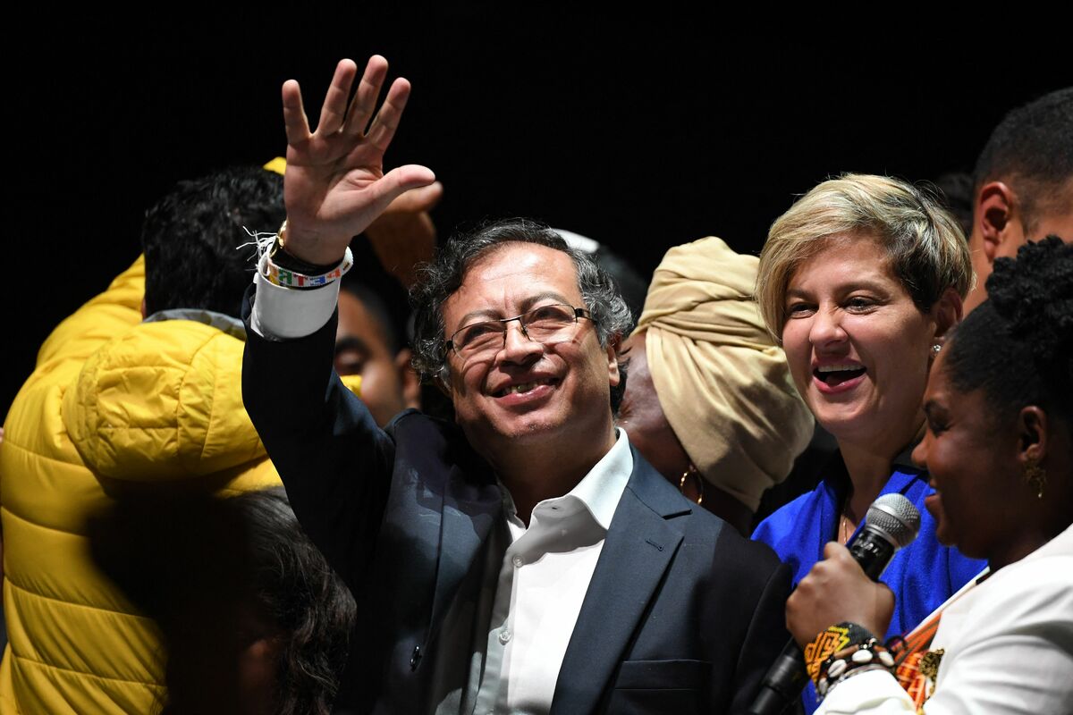 TOPSHOT - Newly elected Colombian President Gustavo Petro (C) celebrates next to his wife Veronica Alcocer and his running mate Francia Marquez at the Movistar Arena in Bogota, on June 19, 2022 after winning the presidential runoff election on June 19, 2022. Ex-guerrilla Gustavo Petro was on Sunday elected the first ever left-wing president of crisis-wracked Colombia after beating millionaire businessman rival Rodolfo Hernandez after a tense and unpredictable election. (Photo by Daniel MUNOZ / AFP)