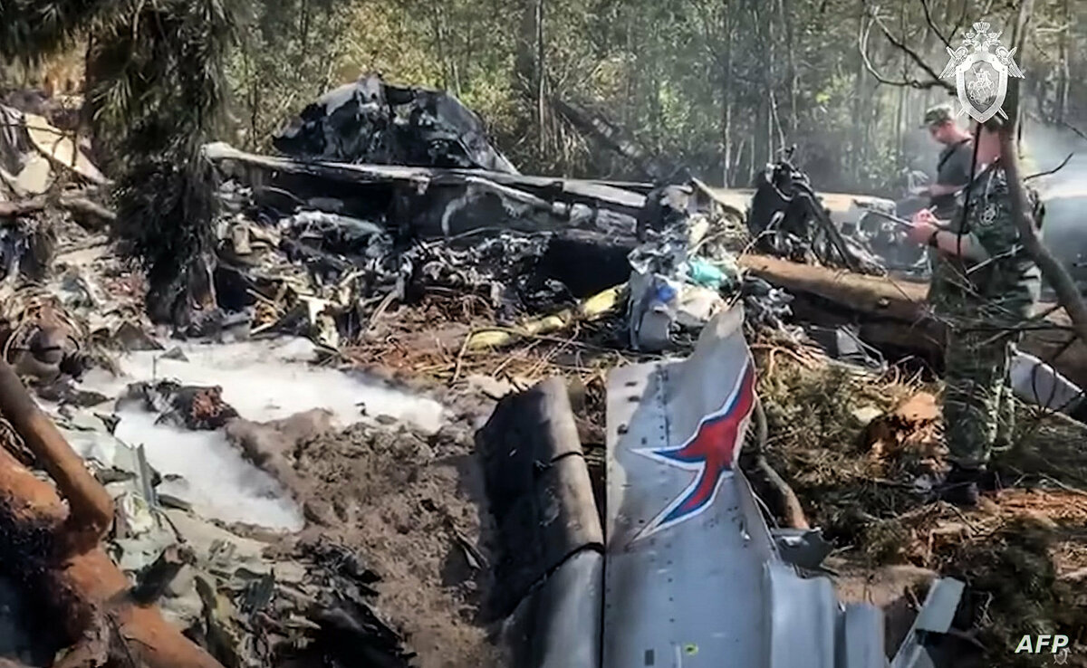 This handout picture taken and released on August 17, 2021 by the Investigative Committee of Russia shows investigators as they work at a site of the Ilyushin IL-112V military aircraft crash outside Moscow. - A Russian light military transport aircraft crashed during a test flight on Tuesday, killing all three crew members on board, the aircraft's developers said. (Photo by Handout / Investigative Committee of Russia / AFP) / RESTRICTED TO EDITORIAL USE - MANDATORY CREDIT "AFP PHOTO / Investigative Committee of Russia " - NO MARKETING - NO ADVERTISING CAMPAIGNS - DISTRIBUTED AS A SERVICE TO CLIENTS