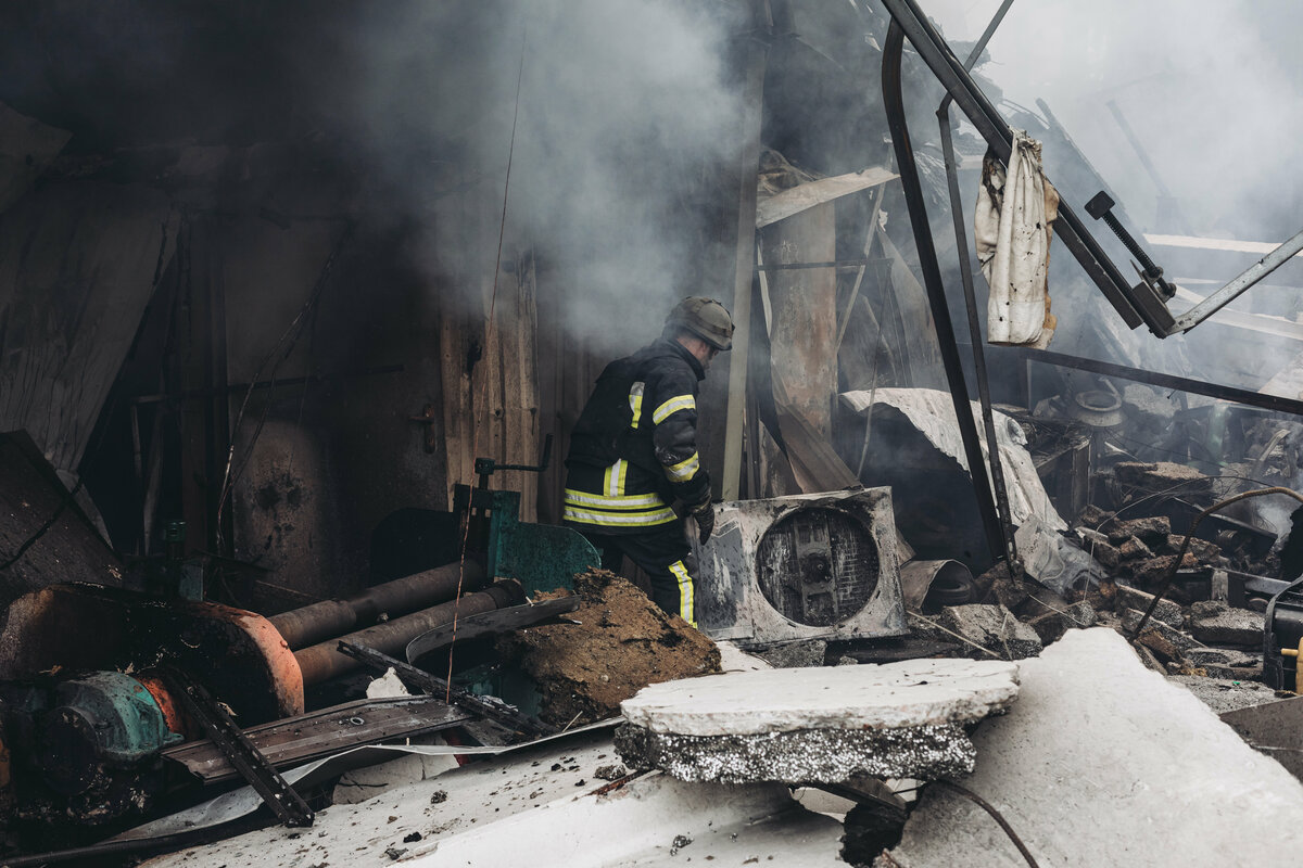 (220605) -- DONETSK, June 5, 2022 (Xinhua) -- A fireman works on the debris of a destroyed building in Donetsk, May 27, 2022. (Photo by Diego Herrera/Xinhua)