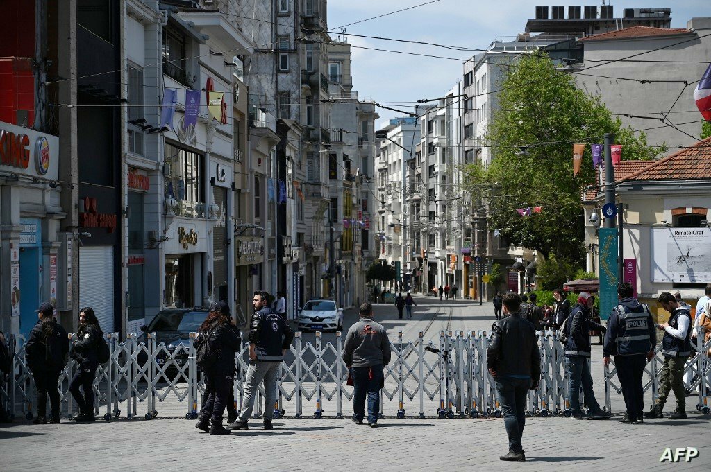 Turkish anti riot police block the Istiklal avenue during the annual May Day (Labour Day) demonstration marking the international day of the workers in Istanbul, on May 1, 2022. (Photo by OZAN KOSE / AFP)