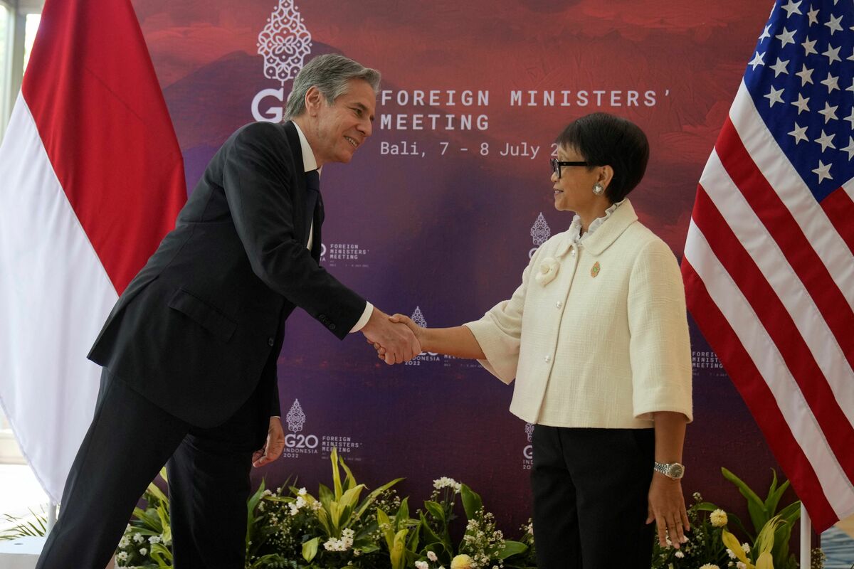 Indonesia's Foreign Minister Retno Marsudi (R) and US State Secretary Antony Blinken (L) attend a meeting during the G20 Foreign Ministers' Meeting in Nusa Dua on the Indonesian resort island of Bali on July 8, 2022. (Photo by DITA ALANGKARA / POOL / AFP)