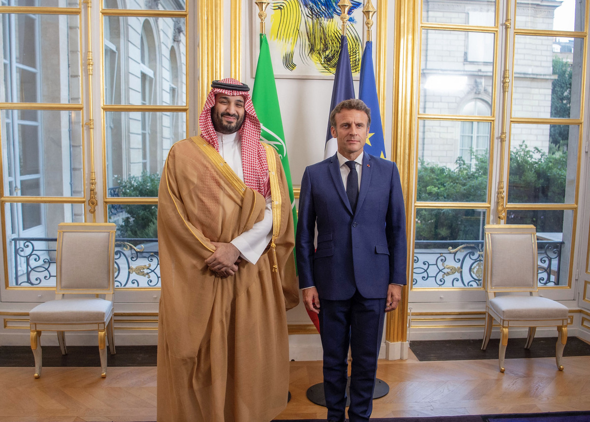 A handout picture provided by the Saudi Royal Palace shows French President Emmanuel Macron welcoming Saudi Crown Prince Mohammed bin Salman in Paris on July 28, 2022. - XGTY / RESTRICTED TO EDITORIAL USE - MANDATORY CREDIT "AFP PHOTO / SAUDI ROYAL PALACE / BANDAR AL-JALOUD" - NO MARKETING - NO ADVERTISING CAMPAIGNS - DISTRIBUTED AS A SERVICE TO CLIENTS (Photo by Bandar AL-JALOUD / SAUDI ROYAL PALACE / AFP) / XGTY / RESTRICTED TO EDITORIAL USE - MANDATORY CREDIT "AFP PHOTO / SAUDI ROYAL PALACE / BANDAR AL-JALOUD" - NO MARKETING - NO ADVERTISING CAMPAIGNS - DISTRIBUTED AS A SERVICE TO CLIENTS