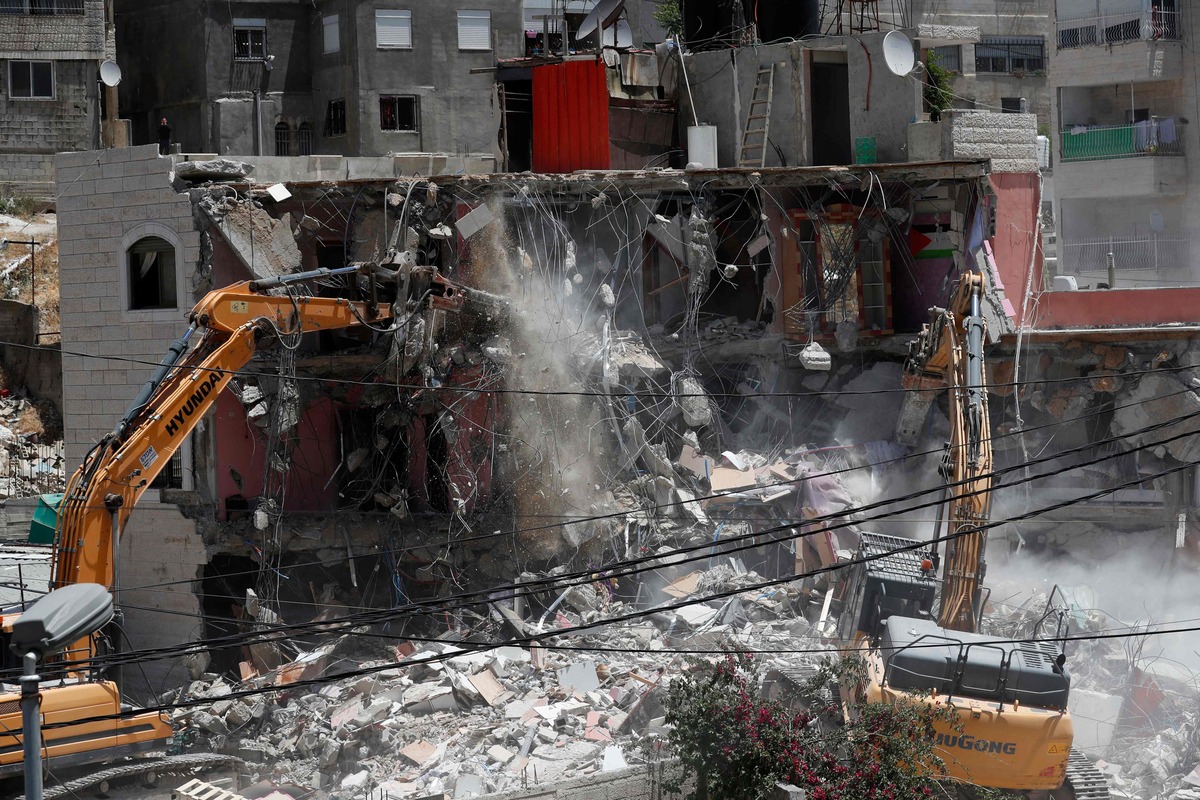 Israeli machinery demolish a Palestinian house in the Arab east Jerusalem neighbourhood of Silwan on May 10, 2022. The Israeli authorities regularly raze homes built by Palestinians on their own lands in east Jerusalem and the occupied West Bank if they lack Israeli construction permits. (Photo by Ahmad GHARABLI / AFP)