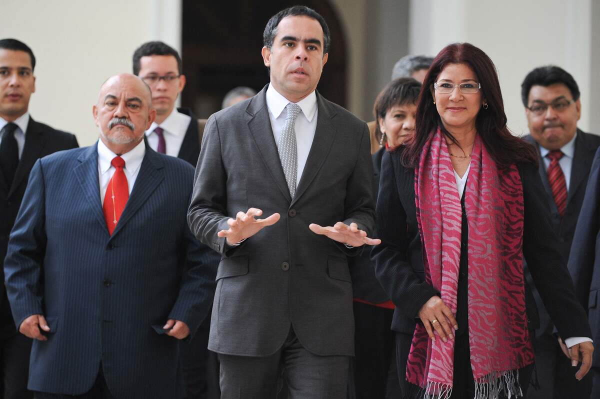 (FILES) In this file photo taken on August 16, 2010 Colombian Congress President Armando Benedetti (L) poses with Venezuelan Parliament President Cilia Flores at Venezuela's National Assembly in Caracas. Colombia's new president, Gustavo Petro, on August 11, 2022 appointed former senator Armando Benedetti as ambassador to Venezuela, which earlier named its diplomatic representative in Bogotá to advance the normalization of relations between the two countries. (Photo by MIGUEL GUTIERREZ / AFP)