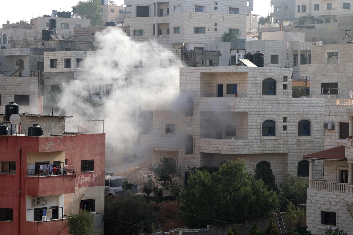 Smoke billows during clashes between Israeli forces and Palestinians in the occupied West Bank city of Nablus on August 30, 2022, after Palestinians opened fire at Israelis who snuck into the city. Palestinians opened fire at Israeli Jews who snuck into an occupied West Bank city to visit a shrine, wounding two of them, the Israeli army and medical sources said. Their vehicle was torched by Palestinians, an AFP reporter said, with the situation in the city remaining tense hours after the event. The Israelis were headed to Joseph's Tomb, believed to be the last resting place of the biblical patriarch Joseph, a flashpoint for violence in the West Bank, and revered as a holy site. (Photo by JAAFAR ASHTIYEH / AFP)