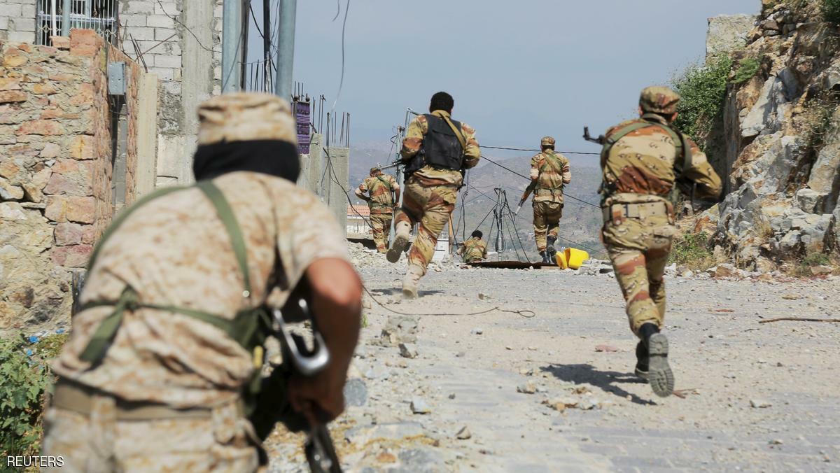 Soldiers loyal to Yemen's government run during a training exercise in the country's southwestern city of Taiz, December 14, 2015. REUTERS/Stringer EDITORIAL USE ONLY. NO RESALES. NO ARCHIVE