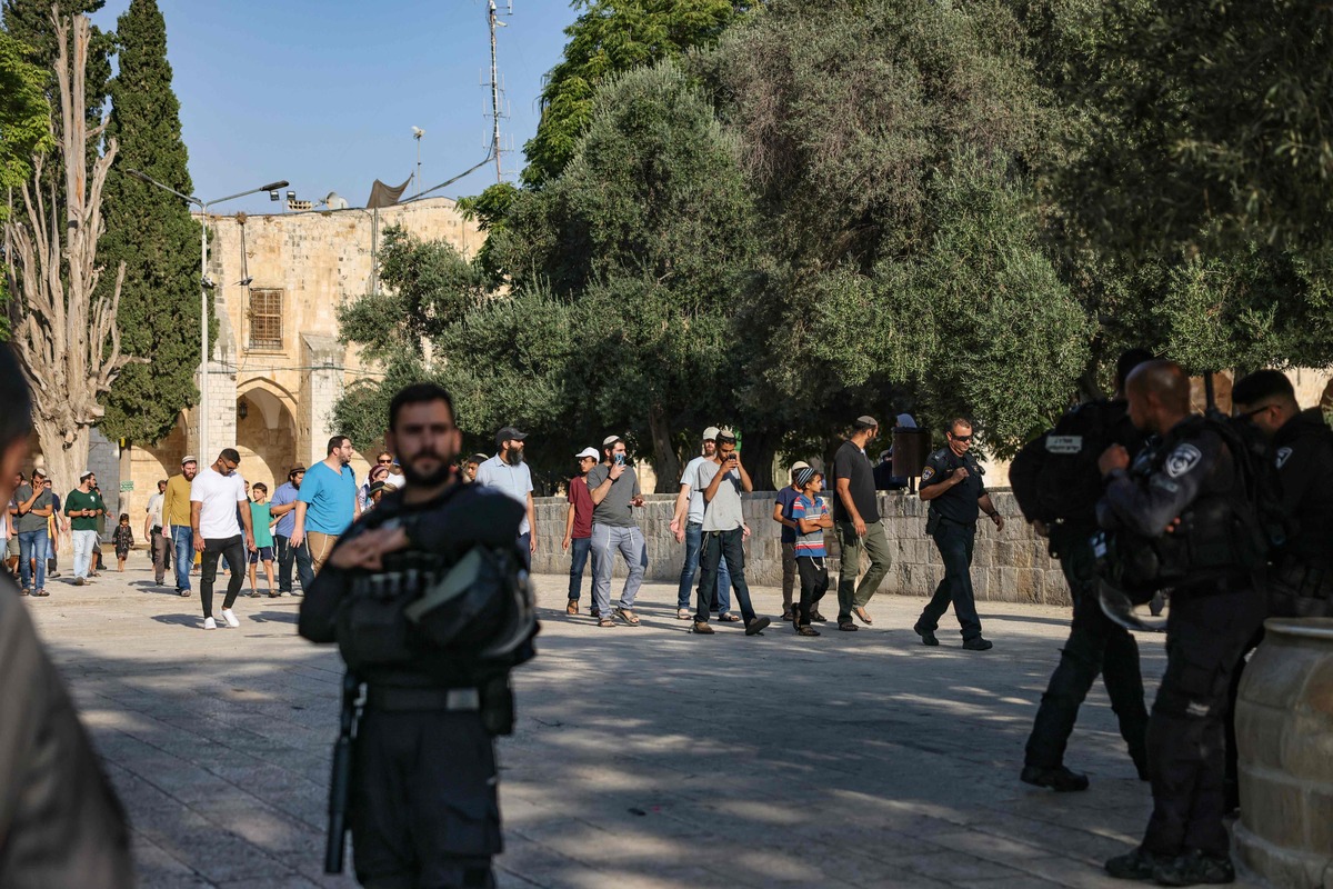 Israeli security forces protect Jewish setllers as they visit the Al-Aqsa compound in Jerusalem, on August 7, 2022, amidst hightened tensions between Israel and Palestinian militants in the Gaza strip. (Photo by AHMAD GHARABLI / AFP)