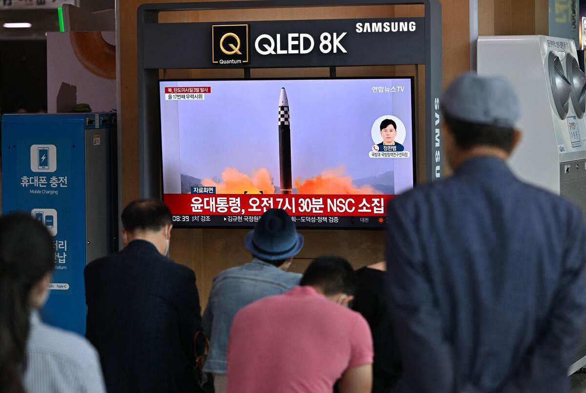 People watch a television screen showing a news broadcast with file footage of a North Korean missile test, at a railway station in Seoul on May 25, 2022, after North Korea fired three ballistic missiles towards the Sea of Japan according to South Korea's military. (Photo by JUNG YEON-JE / AFP)