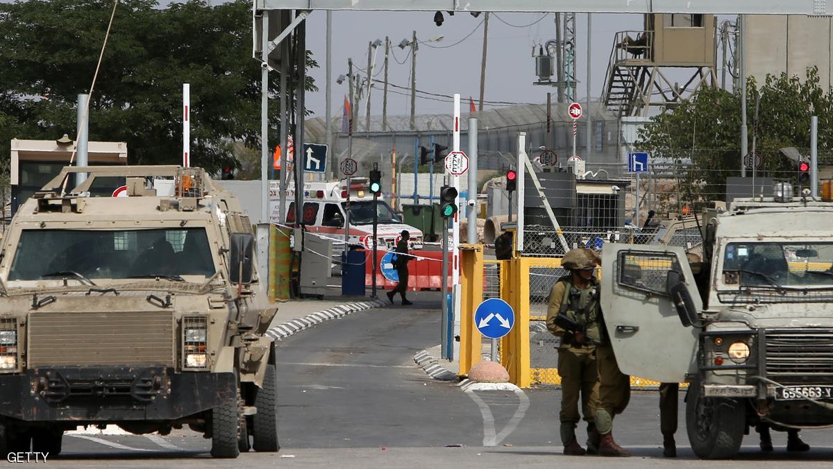 Israeli security forces stand guard at the Al-Jalama checkpoint, located north of the West Bank town of Jenin, after a Palestinian man reportedly carried out a stabbing attack on a private security guard at the checkpoint on October 24, 2015. The incident, in which the alleged attacker was shot dead, takes to 51 the number of Palestinians killed this month in clashes with police or while carrying out attacks on Israelis. AFP PHOTO / JAAFAR ASHTIYEH (Photo credit should read JAAFAR ASHTIYEH/AFP/Getty Images)