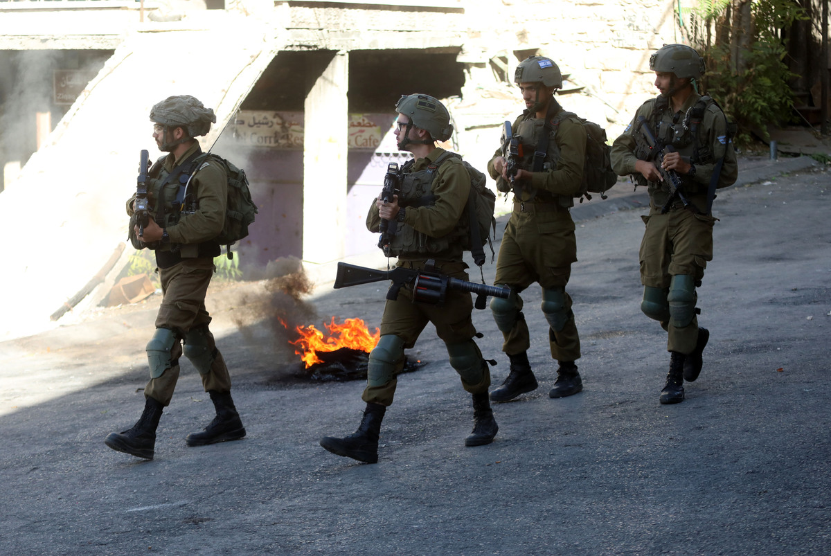 (220928) -- HEBRON, Sept. 28, 2022 (Xinhua) -- Israeli soldiers are seen during clashes with Palestinian protesters in the West Bank city of Hebron, on Sept. 28, 2022. (Photo by Mamoun Wazwaz/Xinhua)