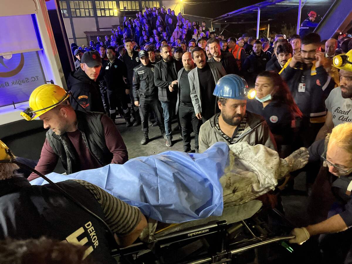 CORRECTION / A miner is carried by rescuers after an explosion at a coal mine in Bartin, northern Turkey, on October 14 2022. Rescuers pulled out 14 bodies on October 14, 2022, and searched for signs of life among dozens of coal miners still trapped under hundreds of metres underground after an apparent methane blast tore through a pit on Turkey's Black Sea coast. (Photo by Nilay MEYREM COMLEK / DEPO PHOTOS / AFP)