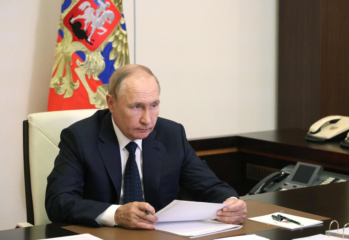 Russian President Vladimir Putin attends a meeting regarding the recent wildfire situation via video conference call at the Novo-Ogaryovo state residence, outside Moscow on August 24, 2022. The forest fires have devastated nearly 12,000 hectares in the Ryazan region with temperatures rising above 31 degrees Celsius, acting governor of the region Pavel Malkov said. (Photo by Mikhail Klimentyev / SPUTNIK / AFP)