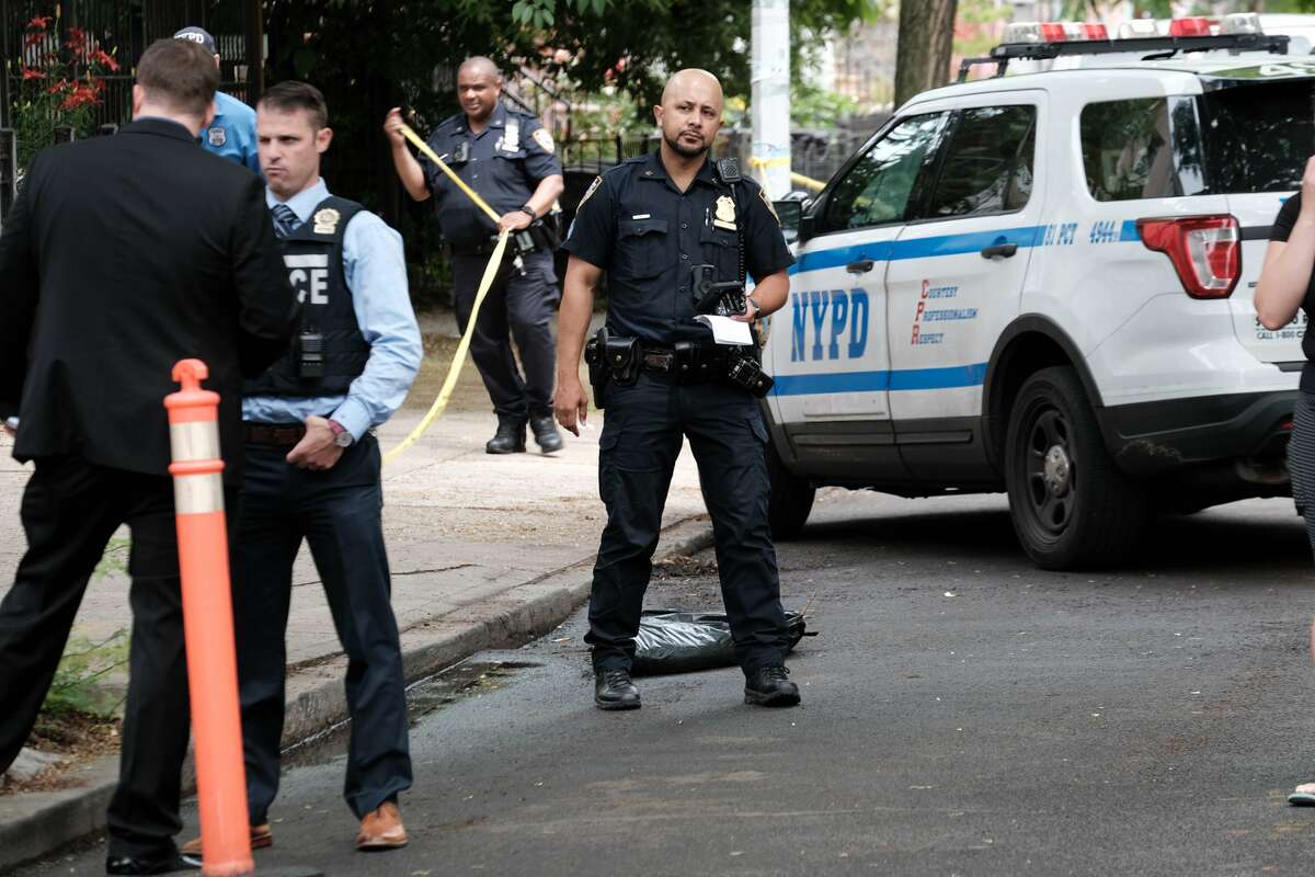 NEW YORK, NEW YORK - JUNE 16: Police gather at the scene of a shooting in Brooklyn that left one person dead on June 16, 2022 in New York City. While much of the nation has witnessed a rise in gun violence over the last year, police are anticipating a surge in shootings over the coming summer months. According to NYPD statistics, a total of 656 people have been shot in 559 incidents so far this year. Spencer Platt/Getty Images/AFP == FOR NEWSPAPERS, INTERNET, TELCOS & TELEVISION USE ONLY ==