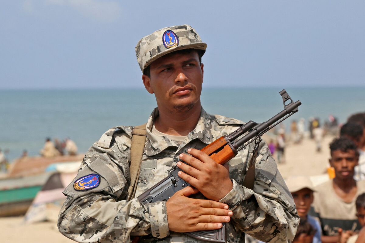 A Yemeni soldier from the Yemeni Coast Guard stands guard during an awareness campaign to educate local fishermen on dealing with mines and foreign objects in the water in the Al-Khokha area of Al-Hodeidah Governorate, in the west of the war-torn country, on October 2, 2022. (Photo by Khaled Ziad / AFP)