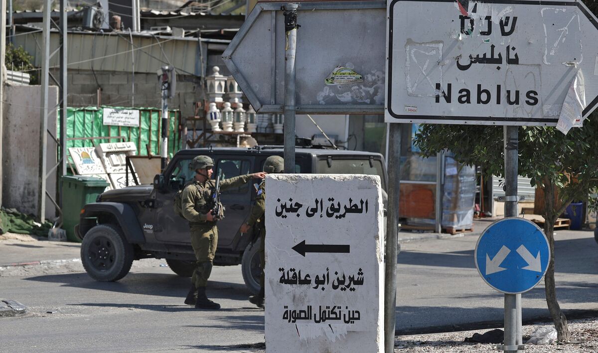 Israeli security forces deploy in the Deir Sharaf area, near the Israeli settlement of Shavei Shomron, west of Nablus in the occupied West Bank, on October 11, 2022, following a reported attack. (Photo by JAAFAR ASHTIYEH / AFP)