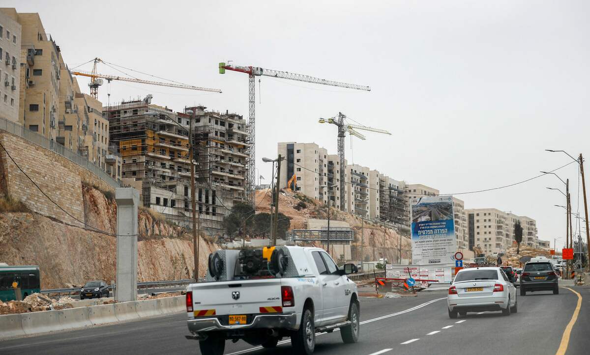 New appartment buildings are under construction on the outskirts of the Ramat Shlomo Jewish settlement in the Israeli-annexed eastern sector of Jerusalem, on May 9, 2021. / AFP / AHMAD GHARABLI