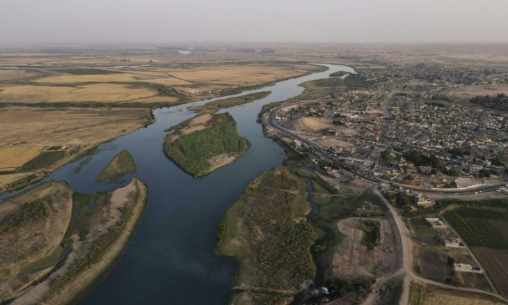 نهر دجلة التاريخي في العراق يصارع الموت