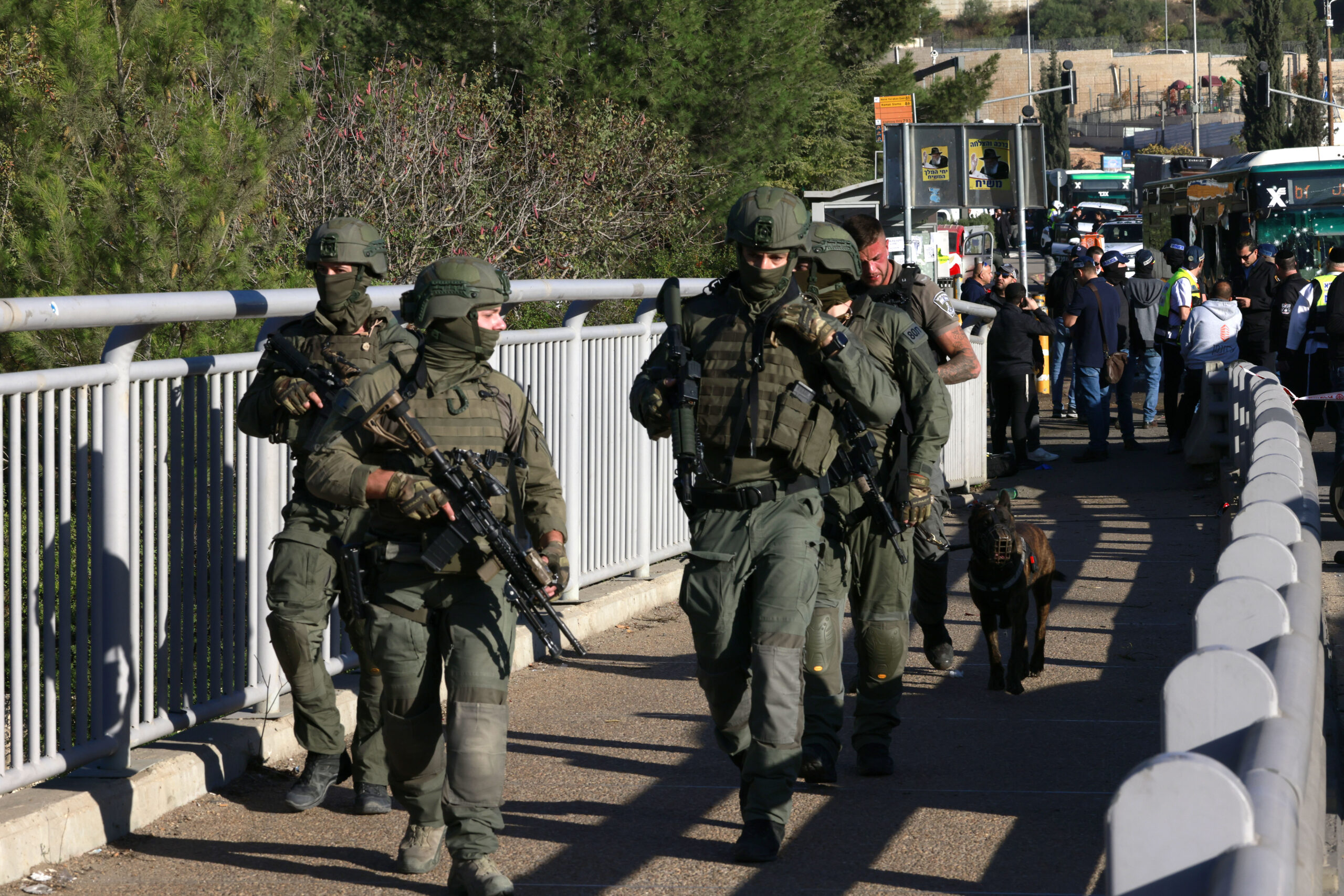 Israeli security forces walk in Jerusalem following an explosion at a bus stop which wounded at least seven people, two of them seriously, on November 23, 2022 with security forces trying to determine the nature of the blast. (Photo by Menahem KAHANA / AFP)