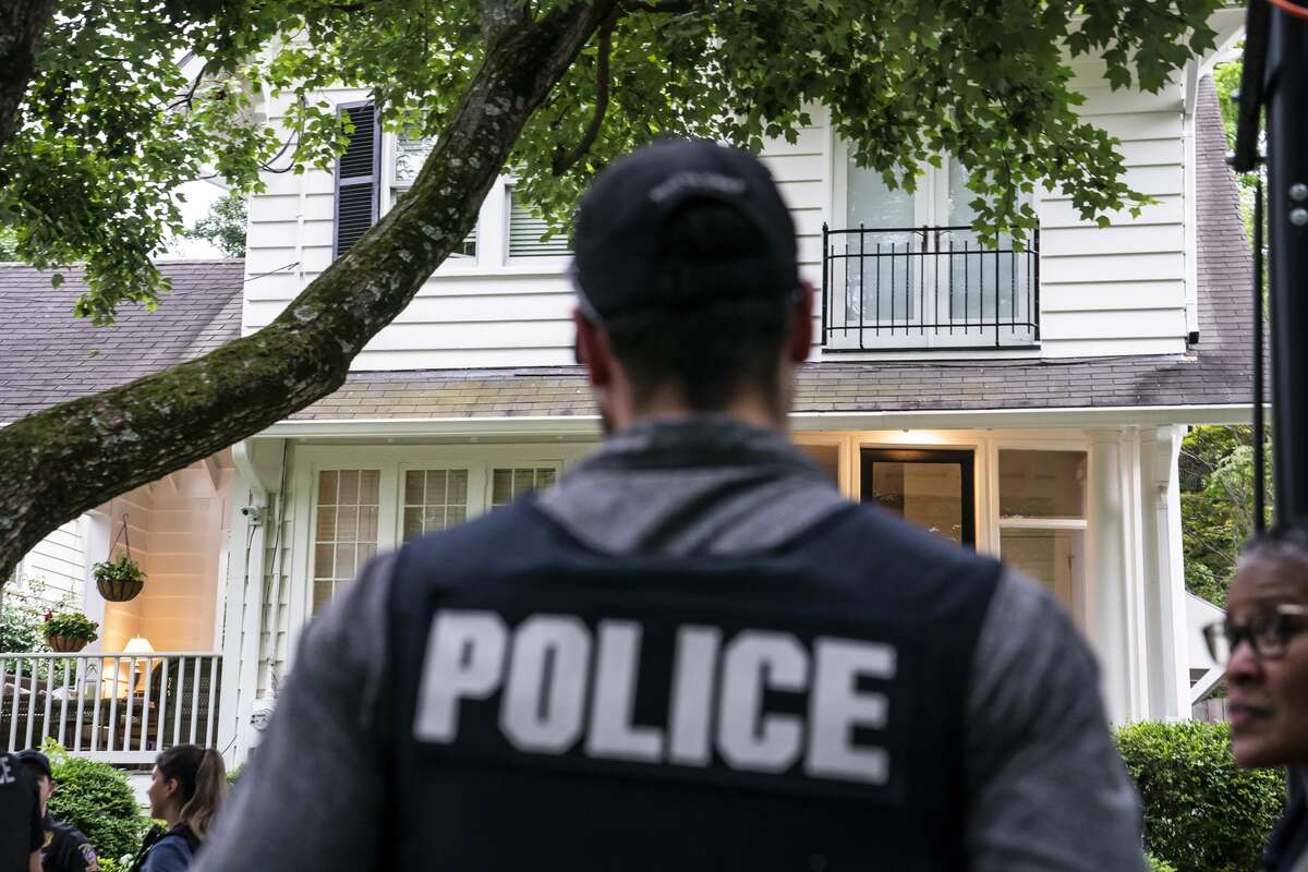 CHEVY CHASE, MD - JUNE 08: A member of the United States Supreme Court Police stands guard in front of Supreme Court Justice Brett Kavanaugh's home on June 8, 2022 in Chevy Chase, Maryland. An armed man was arrested Wednesday morning near Kavanaugh's home as the court prepares to announce decisions for about 30 cases. Nathan Howard/Getty Images/AFP == FOR NEWSPAPERS, INTERNET, TELCOS & TELEVISION USE ONLY ==