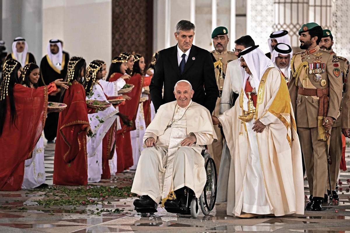 TOPSHOT - Pope Francis (C) is escorted by Bahrain's King Hamad bin Isa al-Khalifa (R) as he leaves the Sakhir Palace in the city of Sakhir on November 3, 2022. (Photo by Marco BERTORELLO / AFP)