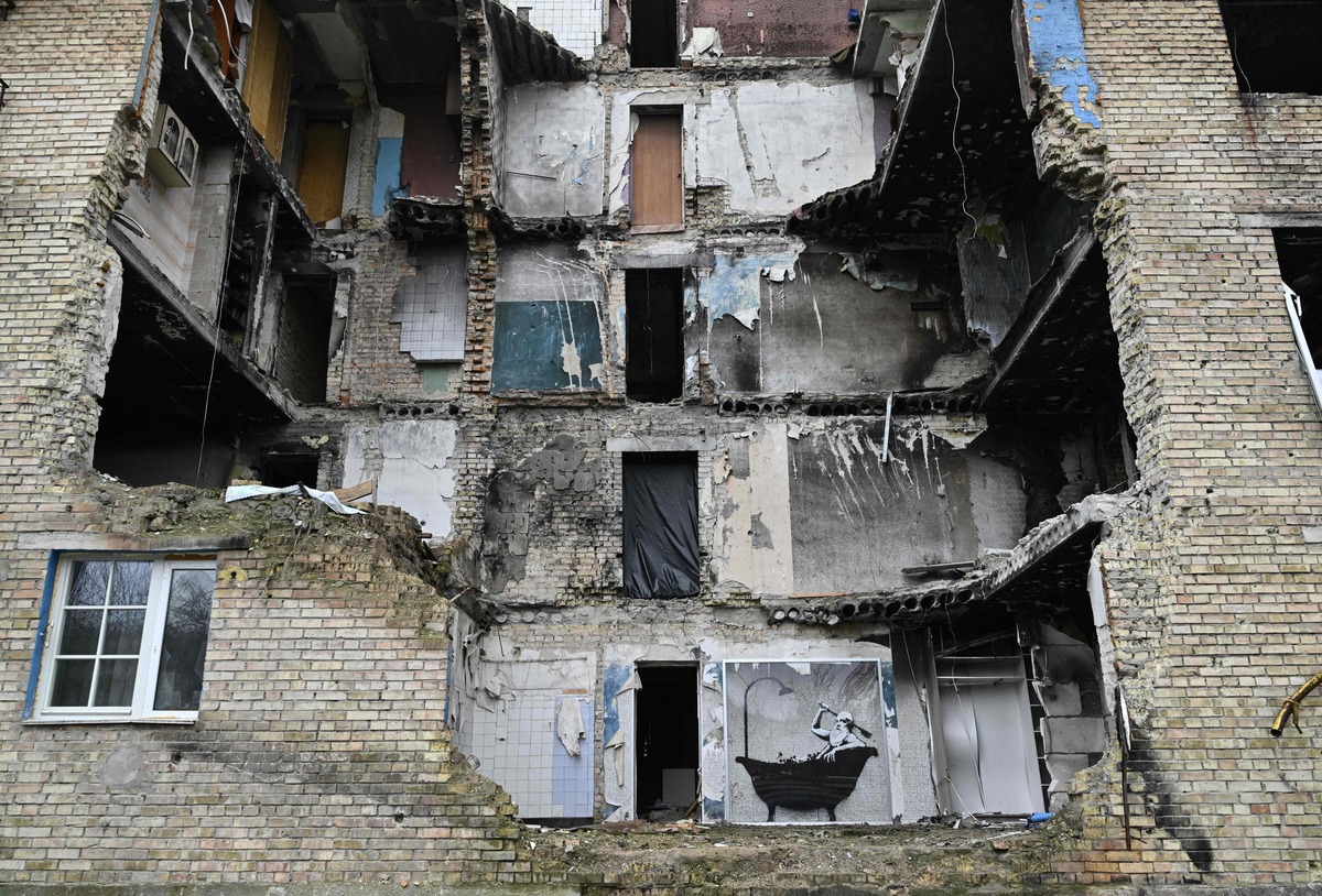 TOPSHOT - This photograph taken on November 16, 2022 shows a graffiti made by Banksy on the wall of a heavily damaged building in the Gorenka village, near Kyiv, amid the Russian invasion of Ukraine. RESTRICTED TO EDITORIAL USE - MANDATORY MENTION OF THE ARTIST UPON PUBLICATION - TO ILLUSTRATE THE EVENT AS SPECIFIED IN THE CAPTION (Photo by Genya SAVILOV / AFP) / RESTRICTED TO EDITORIAL USE - MANDATORY MENTION OF THE ARTIST UPON PUBLICATION - TO ILLUSTRATE THE EVENT AS SPECIFIED IN THE CAPTION