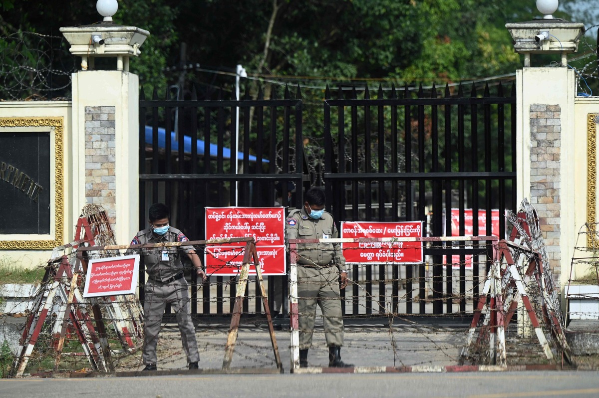 Prison security officials prepare for the release of inmates outside Insein prison in Yangon on November 17, 2022. Myanmar's junta said November 17 it will release 700 prisoners, including a former British ambassador, a Japanese journalist and an Australian adviser to Aung San Suu Kyi's ousted government. (Photo by AFP)