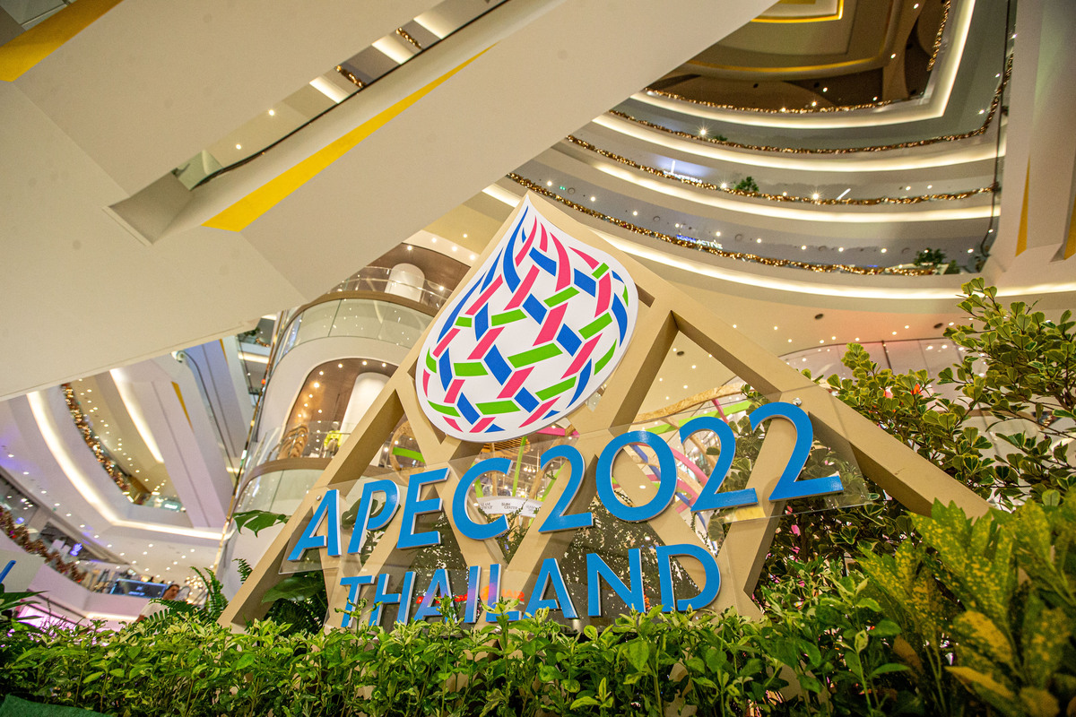 (221116) -- BANGKOK, Nov. 16, 2022 (Xinhua) -- A logo of APEC 2022 is pictured in Bangkok, Thailand, Nov. 16, 2022. The 29th Asia-Pacific Economic Cooperation (APEC) Economic Leaders' Meeting will be held in Bangkok, Thailand, on Nov. 18-19. (Xinhua/Wang Teng)