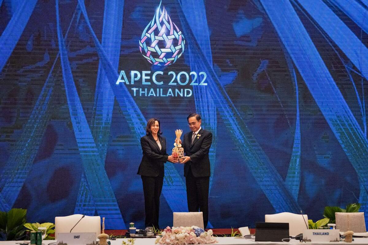 Thailand's Prime Minister Prayut Chan-o-cha (R) hands a ceremonial woven cha-lom to US Vice President Kamala Harris (L) at the handover ceremony during the Asia-Pacific Economic Cooperation (APEC) summit in Bangkok on November 19, 2022. (Photo by Haiyun Jiang / POOL / AFP)