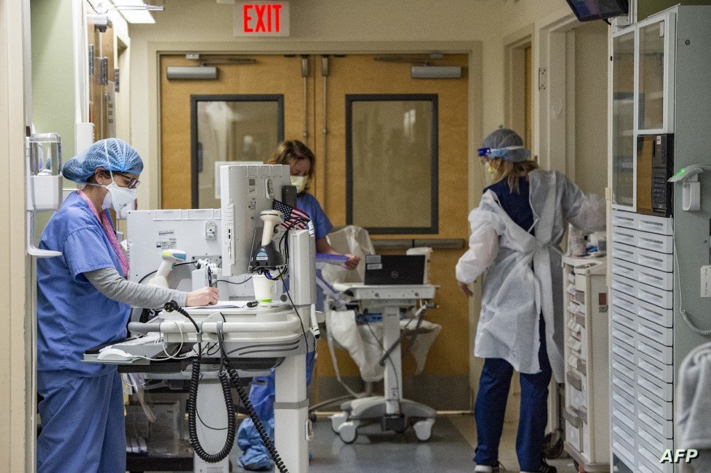 Medical workers treat patients in the Covid-19 ward at the US Department of Veterans Affairs (VA) Boston Healthcare system campus and medical center in West Roxbury, Massachusetts on January 11, 2022. The system currently has 20 patients in its Covid-19 ward and the hospital is at 89% total capacity. The State of Massachusetts currently has 2,923 people hospitalized for Covid-19 and 432 of those in the ICU. (Photo by Joseph Prezioso / AFP)