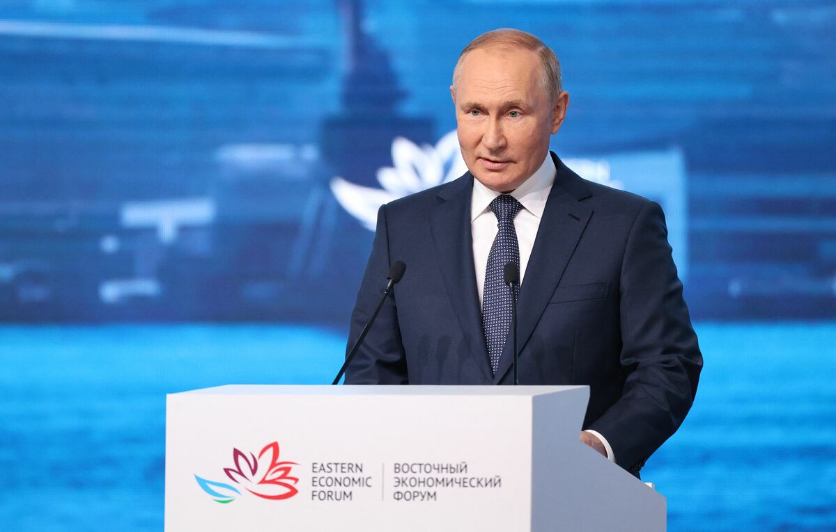 TOPSHOT - Russian President Vladimir Putin addresses the Eastern Economic Forum in Vladivostok on September 7, 2022. (Photo by Sergei BOBYLYOV / SPUTNIK / AFP)