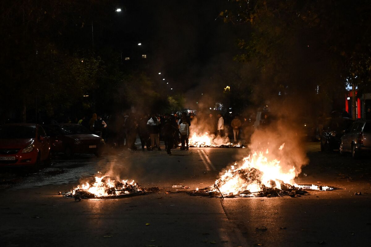 Members of the Roma community in Greece place burning roadblocks outside of the hospital where a Roma teenager is receiving treatment after being shot by police, in Thessaloniki on December 5, 2022. - The 16-year-old was shot in the head early December 5, 2022, after driving a truck away from a petrol station near the port city of Thessaloniki without paying, state TV ERT said and the incident also comes a day ahead of youth protests in several cities to mark the 2008 death of a Greek teenager, who was fatally shot by a police officer. (Photo by Sakis MITROLIDIS / AFP)