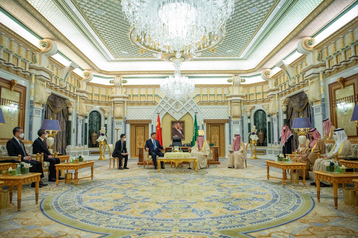 This handout picture provided by the Saudi Royal Palace shows Saudi King Salman bin Abdulaziz (C-R) meeting with Chinese President Xi Jinping (C-L) in the capital Riyadh, on December 8, 2022. Agreements worth about $30 billion were being signed today, Saudi state media said, as China seeks to shore up its Covid-hit economy and as the Saudis, long-term US allies, push to diversify their economic and political alliances. - RESTRICTED TO EDITORIAL USE - MANDATORY CREDIT "AFP PHOTO / SAUDI ROYAL PALACE / BANDAR AL-JALOUD" - NO MARKETING - NO ADVERTISING CAMPAIGNS - DISTRIBUTED AS A SERVICE TO CLIENTS (Photo by BANDAR AL-JALOUD / SAUDI ROYAL PALACE / AFP) / RESTRICTED TO EDITORIAL USE - MANDATORY CREDIT "AFP PHOTO / SAUDI ROYAL PALACE / BANDAR AL-JALOUD" - NO MARKETING - NO ADVERTISING CAMPAIGNS - DISTRIBUTED AS A SERVICE TO CLIENTS