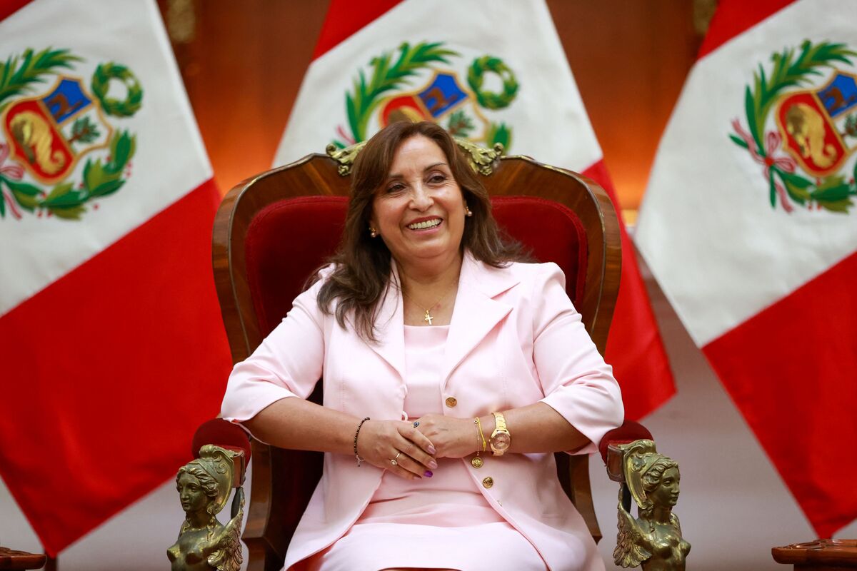 This handout picture released by the Peruvian Presidency shows Peru's new President, Dina Boluarte, during a meeting with Acción Popular's party lawmakers in Lima, on December 9, 2022. - RESTRICTED TO EDITORIAL USE - MANDATORY CREDIT "AFP PHOTO / PERUVIAN PRESIDENCY / Victor GONZALES" - NO MARKETING NO ADVERTISING CAMPAIGNS - DISTRIBUTED AS A SERVICE TO CLIENTS (Photo by Victor Gonzales / PERUVIAN PRESIDENCY / AFP) / RESTRICTED TO EDITORIAL USE - MANDATORY CREDIT "AFP PHOTO / PERUVIAN PRESIDENCY / Victor GONZALES" - NO MARKETING NO ADVERTISING CAMPAIGNS - DISTRIBUTED AS A SERVICE TO CLIENTS